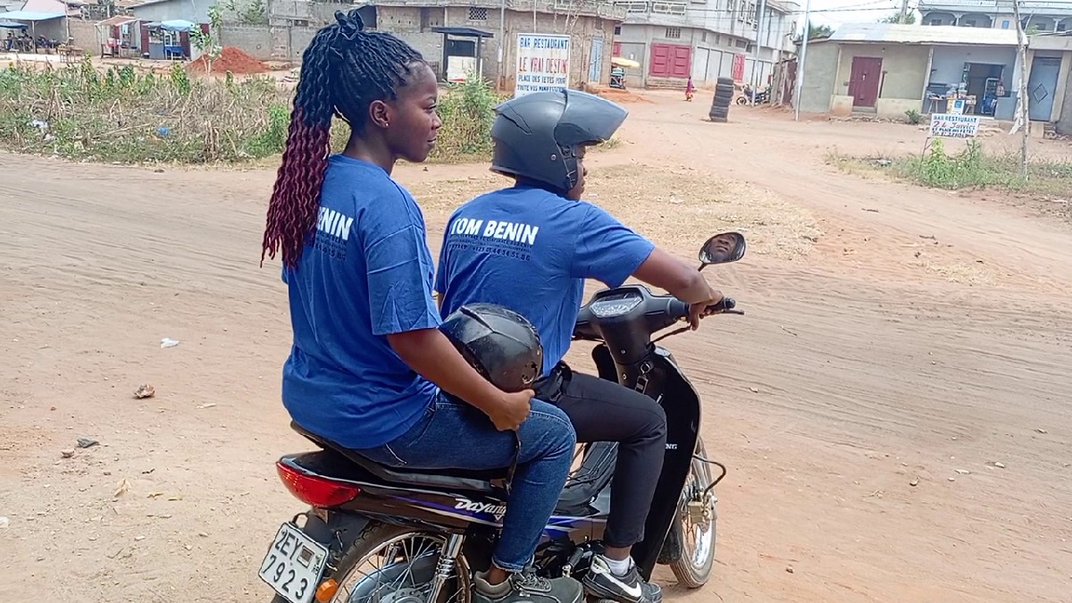 agent local Tom Bénin en mission dans la ville de cotonou