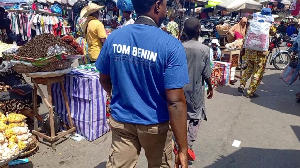 Tom Bénin sur le terrain pour vérifier un vendeur au Bénin
